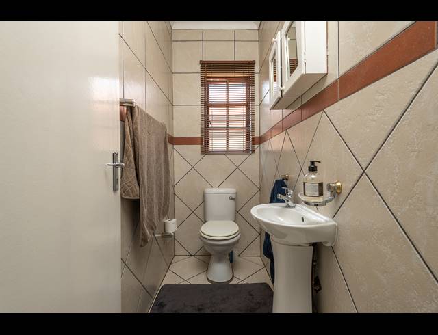 3 BEDROOM CLUSTER TO LET IN NEW MARKET